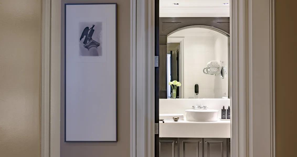 Beacon Hill Studio guestroom bathroom